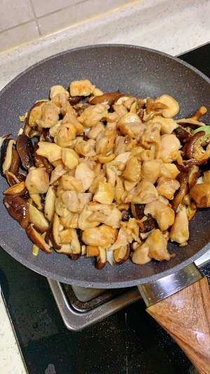 The daily life of a family is delicate, the practice measure of Xianggu mushroom slippery chicken 11