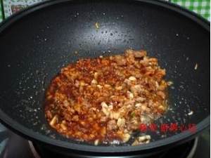 煮込む前の乾燥炒めの豆の角の実習 10 