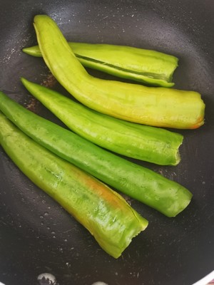 ご飯のおにぎりのトラの皮のいくつかのホットスパイスプラントのいずれかを指しました 少しのスキル）対策3 