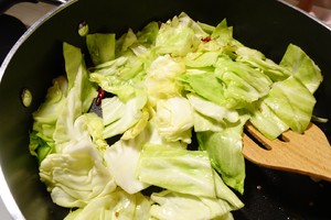 The practice measure that the hand rips the secret with packet of delicious dish 4