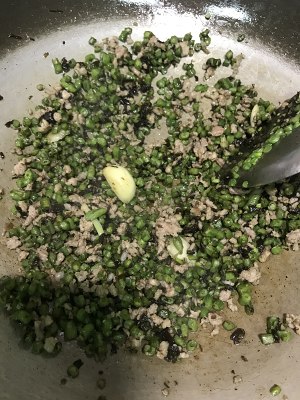 少し油っぽい小さな塩すべての子 食事がLan皿のひき肉の滑らかな豆の角を掃くのと同じ練習手順8 