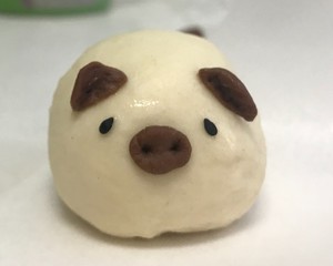 The hand kneads pig    small eat to wrap (this packet of moisture is big, too soft knit easily) practice measure 7