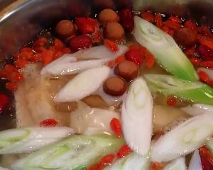 The practice measure of chaffy dish of Guangdong chicken Bao 8
