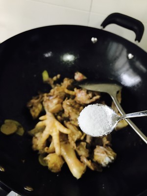 The practice measure of the chicken of the Hakkas yellow rice or millet wine that boil 8