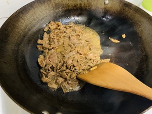 ご飯と一緒に食べる野菜は小さいです。牛肉5を炒める練習方法です。