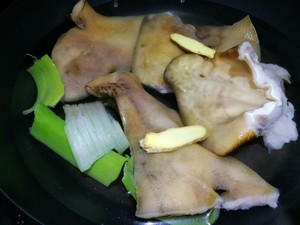 The practice measure of ear of red oily pig 1