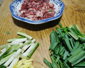 The leaf of garlic of the daily life of a family that the child also loves to eat fries beef [tender] [fast] [province] practice measure 1