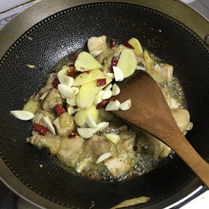 The practice measure of chicken of domestic edition yellow stew 4