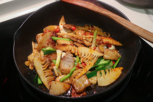 The practice measure that bamboo shoots in spring fries steaky pork 7