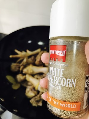 The practice measure of the chicken of the Hakkas yellow rice or millet wine that boil 6