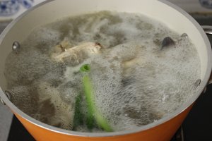 赤い油っぽい土of 2の土chickenの鶏肉の練習対策