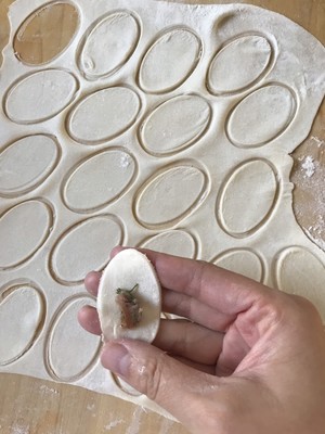 The practice measure of wonton of a shoe-shaped gold or silver ingot used as money in feudal China of raw ingredient chicken 5