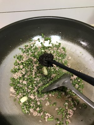 少し油っぽい小さな塩の子がすべて同じ 食事がラン皿のひき肉の滑らかな豆の角を掃く練習手順7 
