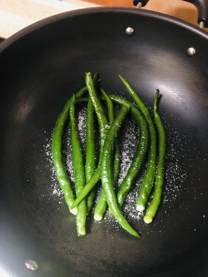 問題の食事。 ピーマンの皮の卵1 