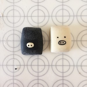 Cartoon is black and white pig steamed bread (the knife cuts a steamed bread) practice measure 4