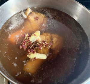風邪の手とgoのソテーを着た手が鶏肉2を裂く練習対策