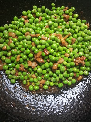 クイックワーカーの濃い緑色の豆が肉を炒める10