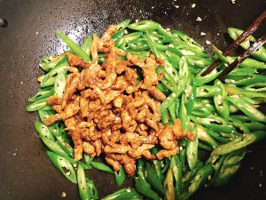 The practice measure of green pepper shredded meat 9