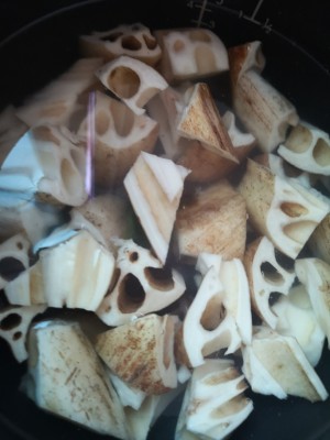 The practice measure of soup of cartilage of pig of lotus lotus root 2