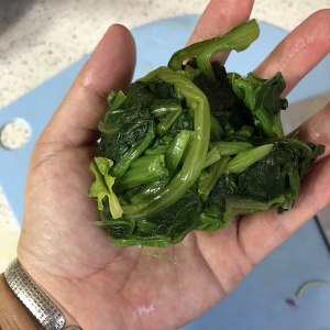 ほうれん草のエッグケーキは、素早い労働者の料理の朝食の超簡単な最初の選択です 家族の日常生活の？ 練習対策7 