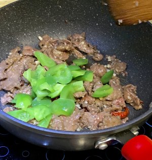 Green pepper of 3 minutes of quick worker fries beef, domestic edition does not have gourmet powder without salt tender sweet beef, the practice measure of my standing menu 10