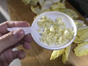 ベーコン4を炒めるために迅速な白菜を超える練習方法