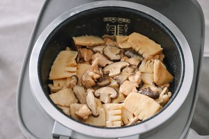 The practice measure of meal of cook a meal of slippery chicken of Xianggu mushroom winter bamboo shoots 11