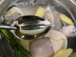 Taste special the practice measure that the hand with the hot acid of bright rips the chicken that do not have bone 3