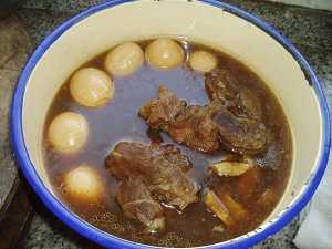にがり豚の足は、肉の柔らかい子供の練習尺度3