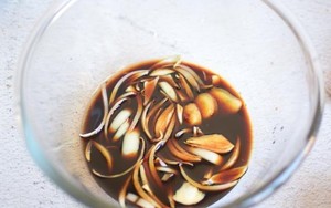 〜5つのスパイスの鶏肉は、チョップする必要はありません。  