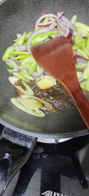 家族の日常生活が鶏肉を炒める7