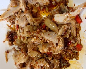 The practice measure that hand of cold and dressed with sause of go with rice rips chicken 6