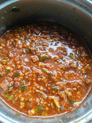 The practice measure of thick chili sauce 7