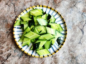 The cucumber that has get into the habit mixes the practice measure of pig ear 2