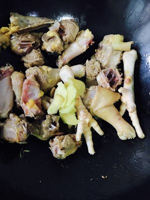 The practice measure of the chicken of the Hakkas yellow rice or millet wine that boil 4
