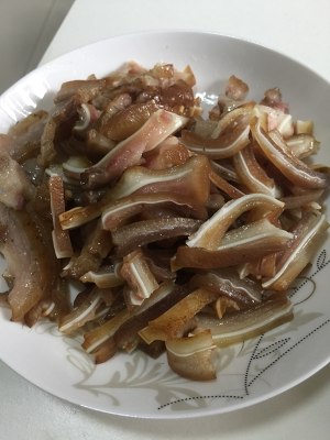 The practice measure of ear of pig of cold and dressed with sause 2