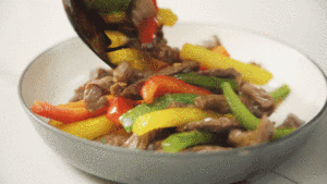 The beef course with bright and full colour, the child loves to eat -- willow of ox of colour any of several hot spice plants [aperture teacher teachs make food] practice measure 12