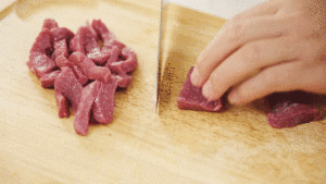 The beef course with bright and full colour, the child loves to eat -- willow of ox of colour any of several hot spice plants [aperture teacher teachs make food] practice measure 3