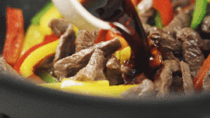 The beef course with bright and full colour, the child loves to eat -- willow of ox of colour any of several hot spice plants [aperture teacher teachs make food] practice measure 10