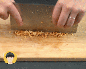 The practice measure of thick chili sauce of plain type beef 3