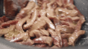 The beef course with bright and full colour, the child loves to eat -- willow of ox of colour any of several hot spice plants [aperture teacher teachs make food] practice measure 7