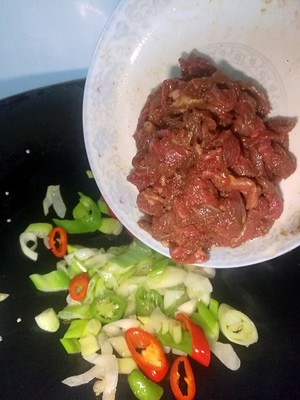 Zi like that the practice measure that green Chinese onion fries beef 5