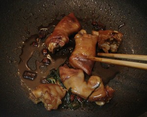 The practice measure of foot of sheep of a condiment made of roast prickly ash and salt 9