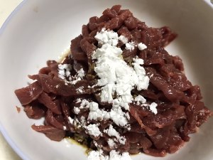 The practice measure of the small shredded meat that fry an ox 3