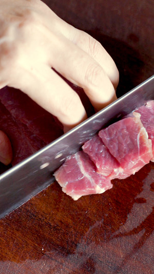 The practice measure that knife of beef of braise in soy sauce cuts an area 1