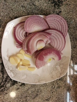 The practice measure of rice served with meat and vegetables on top of fat cattle of onion of hot pickled mustard tuber 1