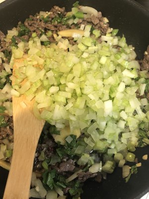 The practice measure of beef of celery of Guizhou dry boiler 6