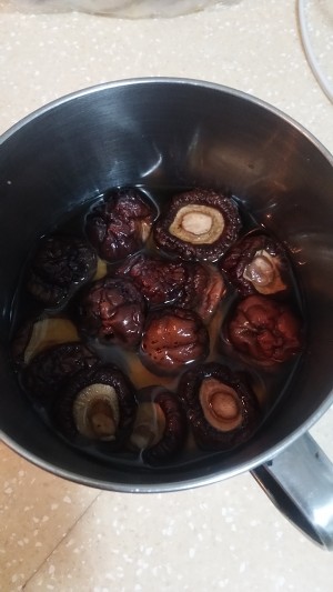 The practice measure of sauce of Xianggu mushroom beef 8