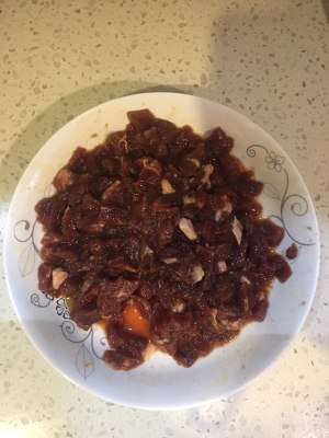 The practice measure of beef sauce noodles served with soy sauce 1