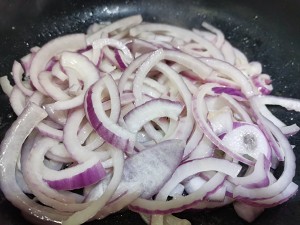 The practice measure of the meal of a bowl of fat cattle in in the winter 2